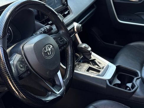 Used 2019 Toyota RAV4 XLE Premium FWD image 7