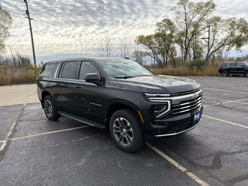 New 2026 Chevrolet Suburban LT image 3