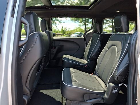 Used 2026 Chrysler Pacifica Limited w/ S Appearance Package AWD/4WD image 10