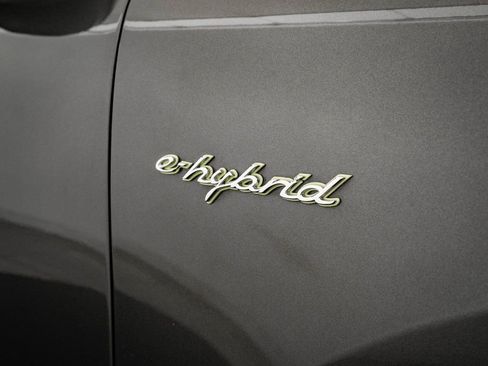 Certified 2022 Porsche Cayenne E-Hybrid w/ Premium Package image 18