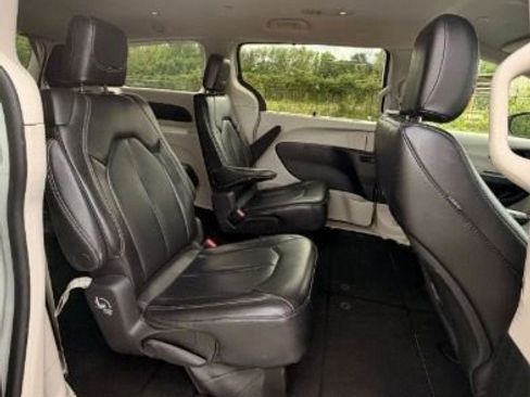 Used 2023 Chrysler Pacifica Touring-L FWD image 8