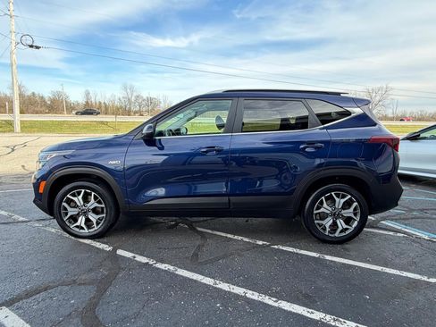 Used 2021 Kia Seltos EX image 2