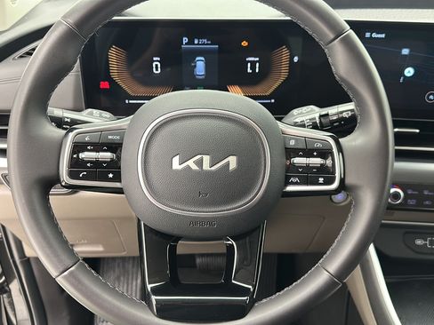 Used 2025 Kia Carnival FWD image 16