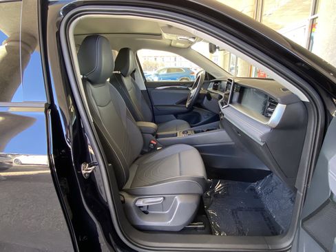 Certified 2025 Volkswagen Tiguan SE w/ Panoramic Sunroof Package image 41