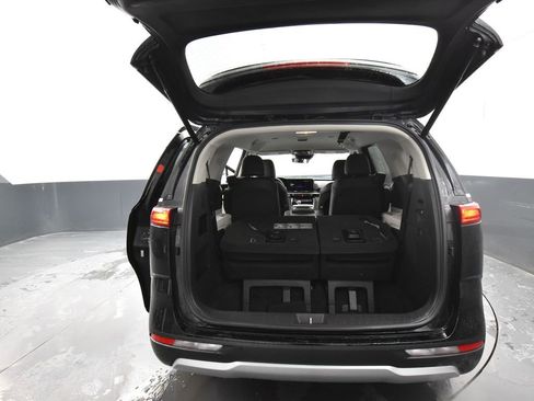 Used 2024 Kia Carnival EX image 12