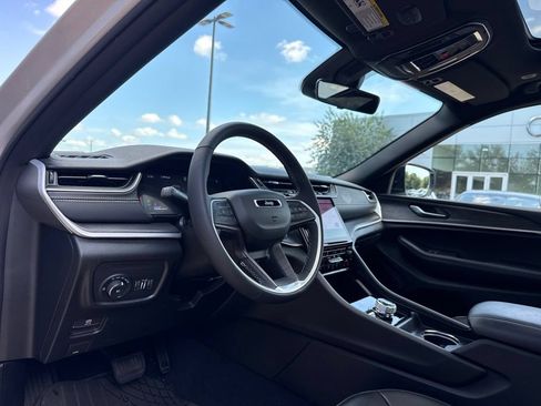 Used 2025 Jeep Grand Cherokee Limited AWD/4WD image 4