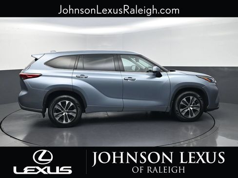 Used 2021 Toyota Highlander XLE AWD/4WD image 6