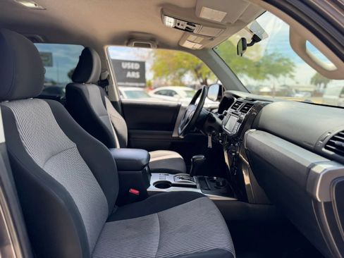 Used 2017 Toyota 4Runner SR5 AWD/4WD image 34
