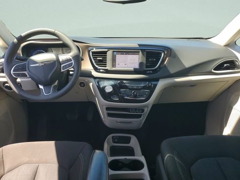 Used 2024 Chrysler Voyager LX image 14