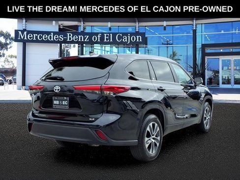 Used 2023 Toyota Highlander XLE FWD image 3