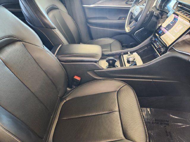 Used 2025 Jeep Grand Cherokee L Limited w/ Luxury Tech Group II AWD/4WD image 19