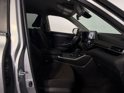 Used 2025 Toyota Highlander LE image 29