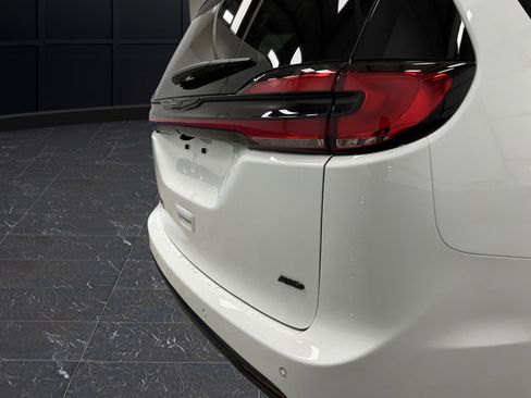 New 2026 Chrysler Pacifica Select AWD/4WD image 35