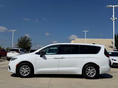 Used 2024 Chrysler Pacifica Touring-L FWD image 6