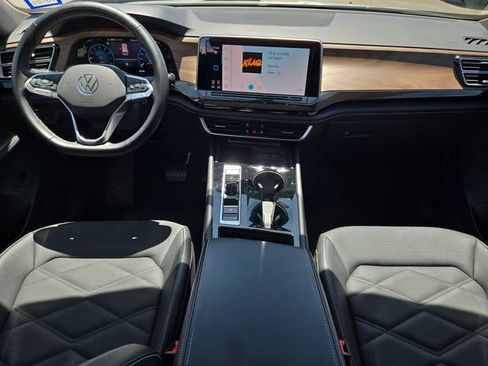 Used 2025 Volkswagen Atlas SE image 19