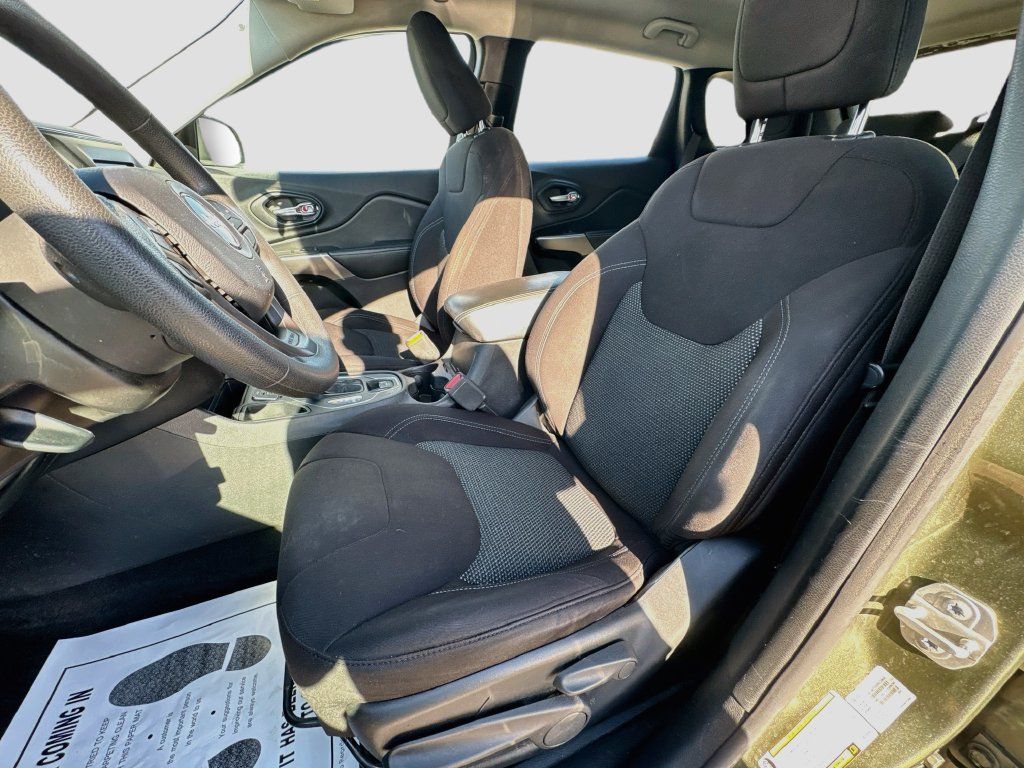 Used 2020 Jeep Cherokee Latitude FWD image 23