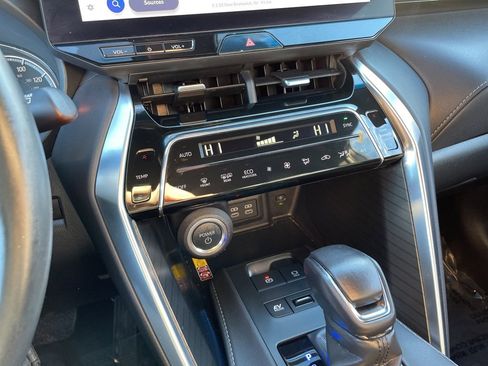 Certified 2024 Toyota Venza XLE image 30