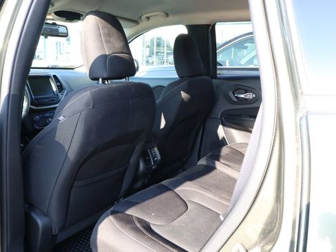 Used 2016 Jeep Cherokee Latitude w/ Cold Weather Group AWD/4WD image 30