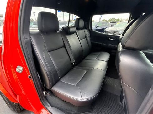 Used 2018 Toyota Tacoma TRD Sport image 21