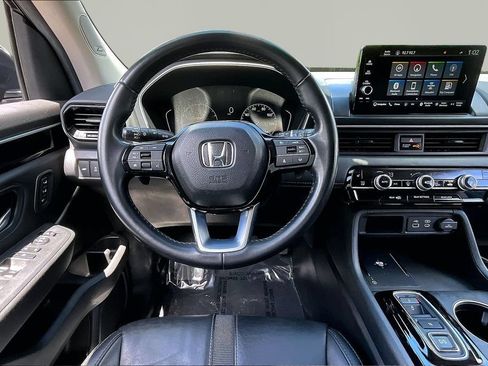 Used 2025 Honda Pilot Touring image 9