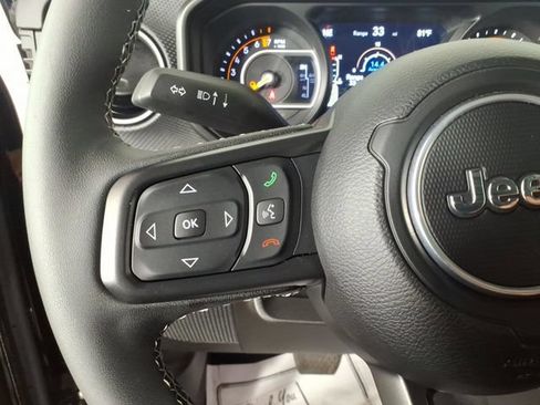 Used 2025 Jeep Gladiator Rubicon AWD/4WD image 16