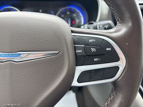 Used 2019 Chrysler Pacifica Touring-L FWD image 27
