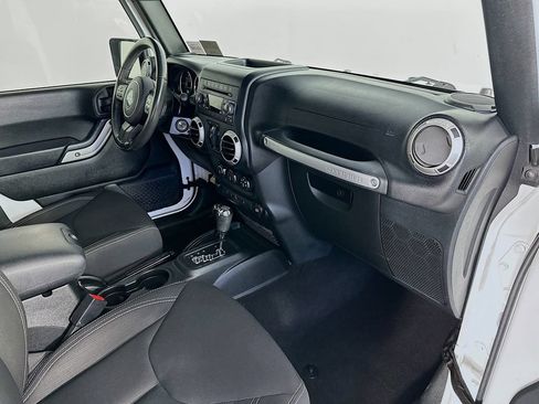 Used 2018 Jeep Wrangler Unlimited Sahara w/ Connectivity Group AWD/4WD image 29