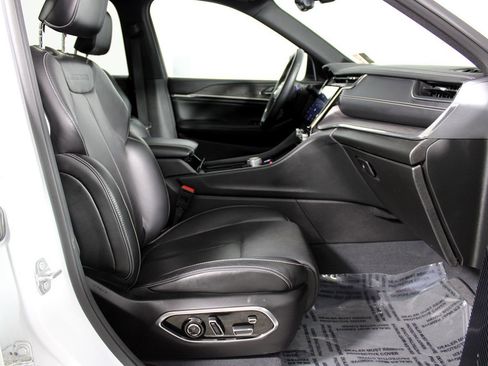 Used 2023 Jeep Grand Cherokee Overland w/ Advanced Protech Group III image 16