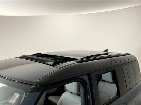 Used 2025 Land Rover Defender 110 X-Dynamic SE image 40