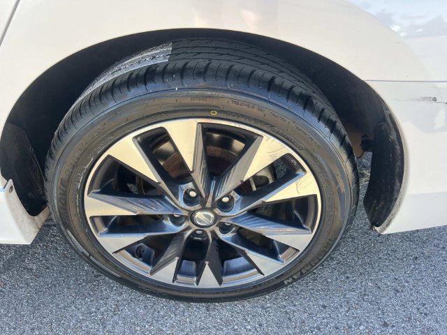 Used 2016 Nissan Sentra SR w/ SR Premium Package FWD image 11