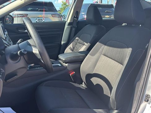 Used 2025 Nissan Altima 2.5 SV FWD image 12