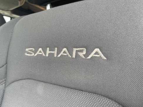 Used 2018 Jeep Wrangler Unlimited Sahara AWD/4WD image 35