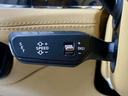Used 2018 Bentley Bentayga AWD/4WD image 36