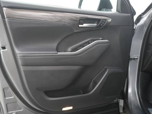Used 2025 Toyota Highlander Limited AWD/4WD image 19