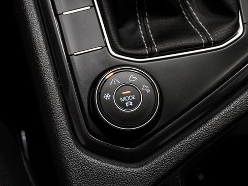 Used 2022 Volkswagen Tiguan SE image 34