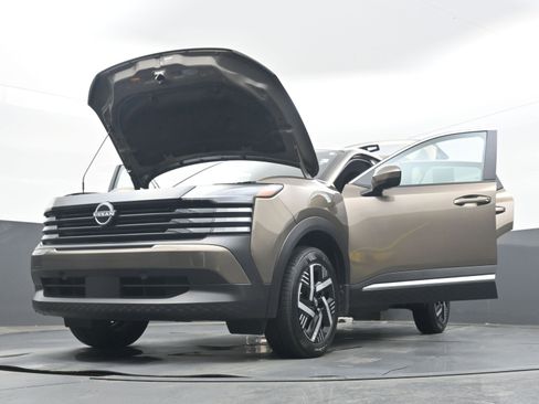 Certified 2025 Nissan Kicks SV image 29