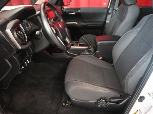 Certified 2017 Toyota Tacoma TRD Off-Road image 4