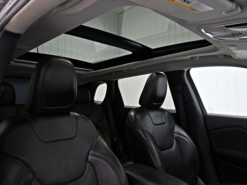 Used 2019 Jeep Cherokee Limited AWD/4WD image 30