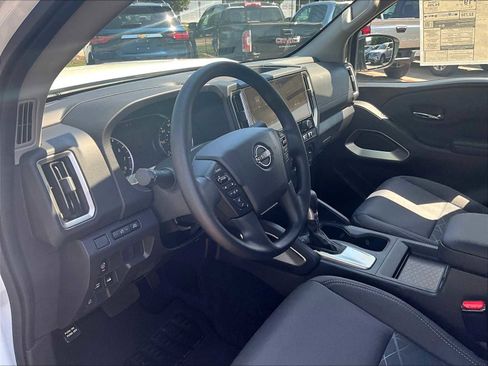 Used 2025 Nissan Frontier SV image 8