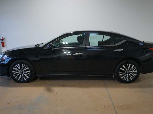 Used 2023 Nissan Altima 2.5 SV image 2