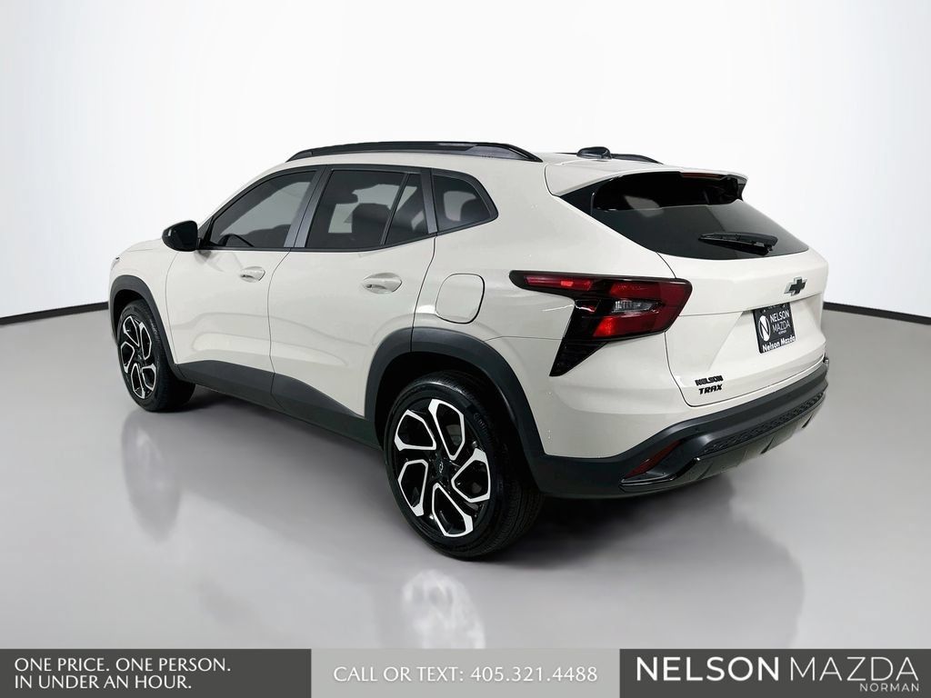 Used 2026 Chevrolet Trax RS w/ Sunroof Package FWD image 8