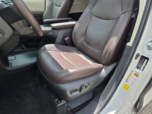 Used 2023 Toyota Sienna Platinum AWD/4WD image 8