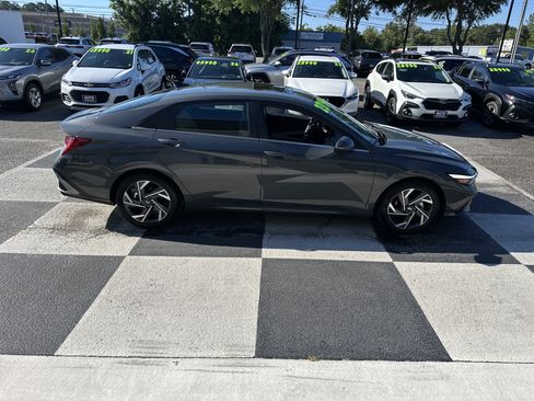 Used 2025 Hyundai Elantra Limited w/ Cargo Package FWD image 3