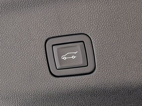 Used 2024 Chevrolet Suburban Z71 w/ Luxury Package AWD/4WD image 31