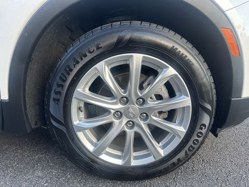 Used 2022 Cadillac XT4 Luxury w/ Cold Weather Package image 8