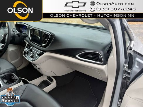 Used 2024 Chrysler Pacifica Touring-L image 17