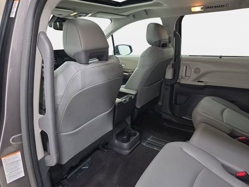 Certified 2024 Toyota Sienna XLE FWD image 10