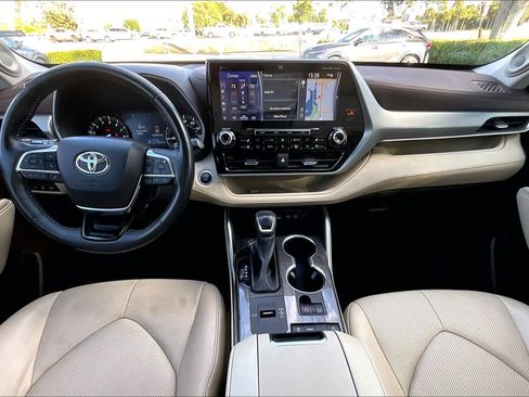 Used 2021 Toyota Highlander Platinum image 15