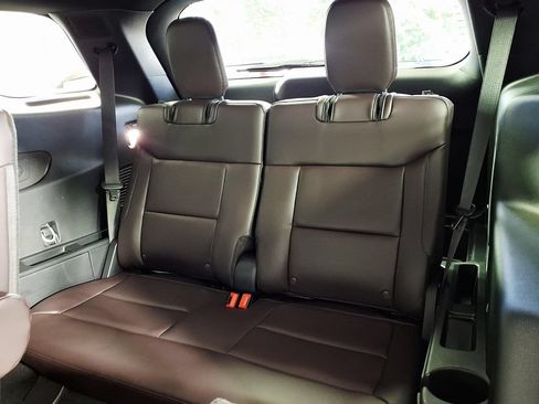 Used 2025 Ford Explorer Platinum RWD image 9