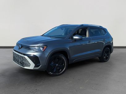 Used 2025 Volkswagen Taos SE w/ Panoramic Sunroof Package